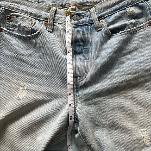 Levi’s Light Wash Distressed Ankle Jeans - Picture 9 of 9